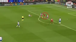 Durísima infracción de Mohamed Salah.