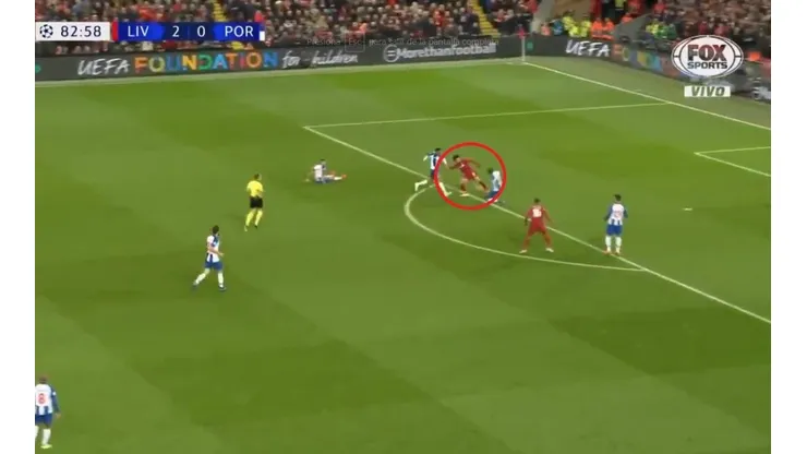 Durísima infracción de Mohamed Salah.