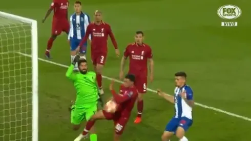 La jugada de la polémica en Anfield.