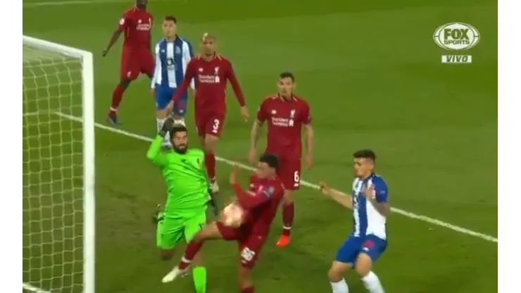 La jugada de la polémica en Anfield.