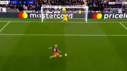 Al City lo ayudó el VAR pero Agüero pateó el peor penal del día y Lloris lo adivinó