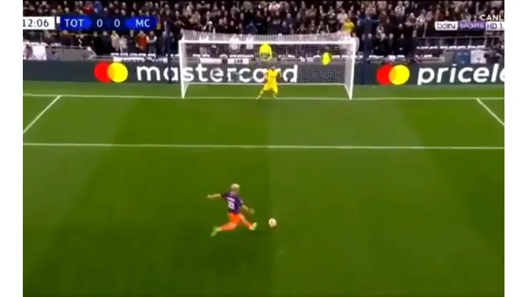 Al City lo ayudó el VAR pero Agüero pateó el peor penal del día y Lloris lo adivinó