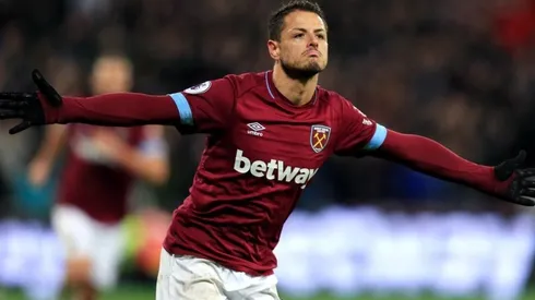 Chicharito festejando un gol en West Ham.