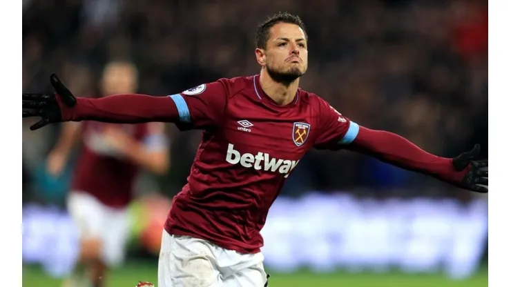 Chicharito festejando un gol en West Ham.