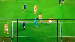 Ochoa había realizado una doble atajada pero su propio defensor metió un autogol insólito