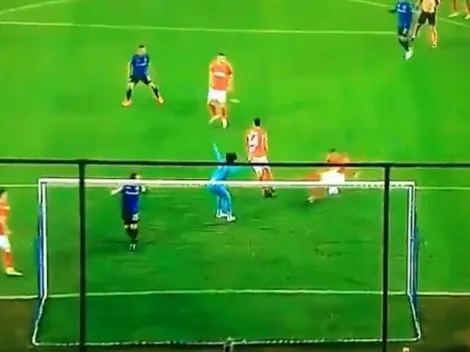 Ochoa había realizado una doble atajada pero su propio defensor metió un autogol insólito