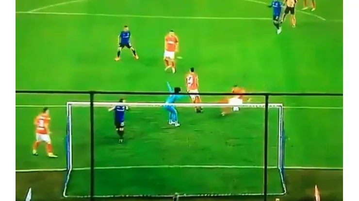 Ochoa había realizado una doble atajada pero su propio defensor metió un autogol insólito