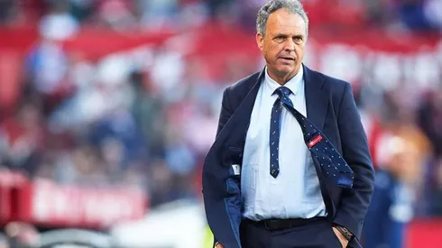 Caparrós dirigiendo al Sevilla.