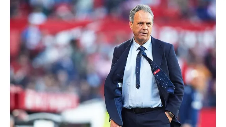 Caparrós dirigiendo al Sevilla.