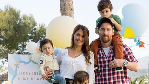 Leo subió la foto más tierna de la familia Messi y Antonella Roccuzzo le comentó: "Los amo tanto"