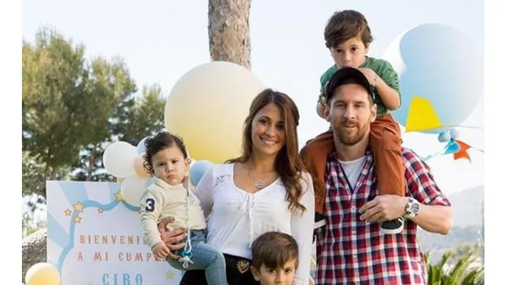 Leo subió la foto más tierna de la familia Messi y Antonella Roccuzzo le comentó: "Los amo tanto"