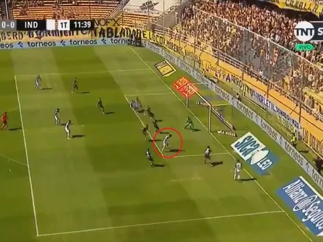 Lo dejaron solo frente al arco pero Pablo Pérez reventó el travesaño