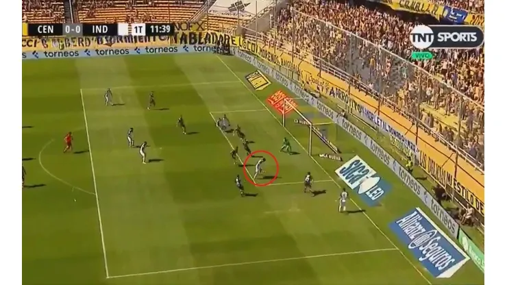 Lo dejaron solo frente al arco pero Pablo Pérez reventó el travesaño