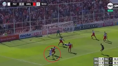 Así se salva uno del descenso: Carabajal metió un gol de locos para Patronato