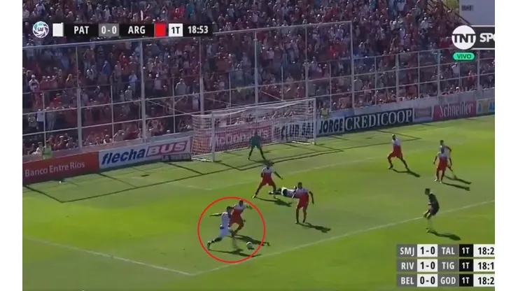 Así se salva uno del descenso: Carabajal metió un gol de locos para Patronato