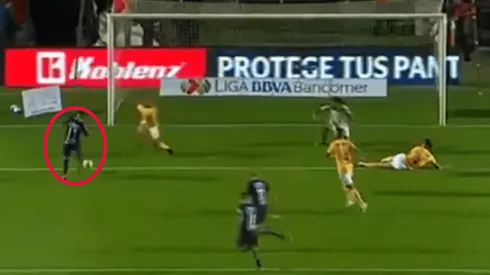 ¡No! Martín Rodríguez falló un gol insólito debajo del arco