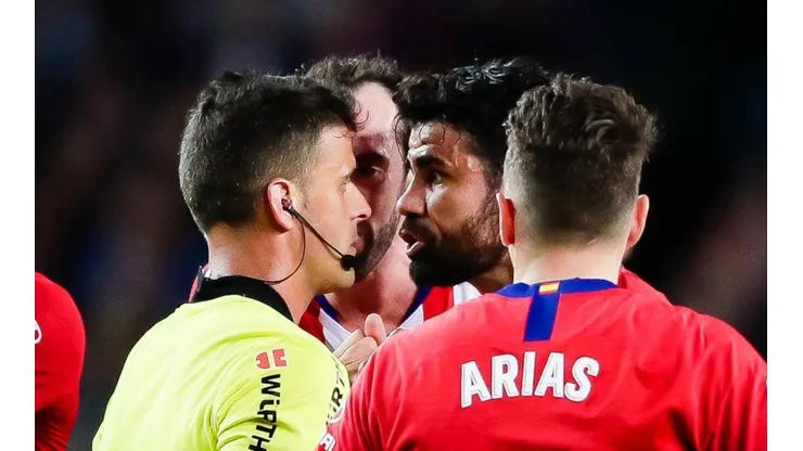 ALIEN VS. DEPREDADOR. Gil Manzano ni se mosquea ante el enojo de Diego Costa (Foto: Getty).