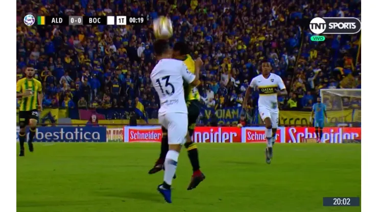Duro choque del jugador de Boca.