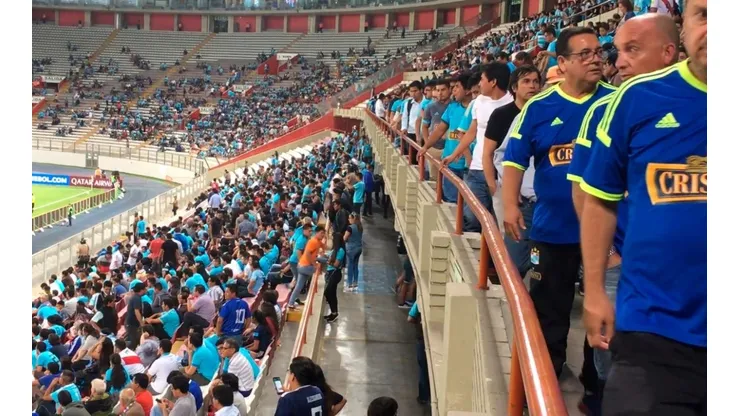 No había terminado el partido y los hinchas de Cristal abandonaron