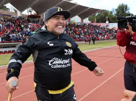 Clarín: Maradona podría dirigir en la Superliga