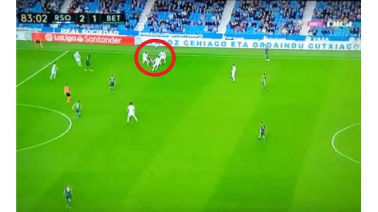 Lainez perdió la pelota en una zona de riesgo.