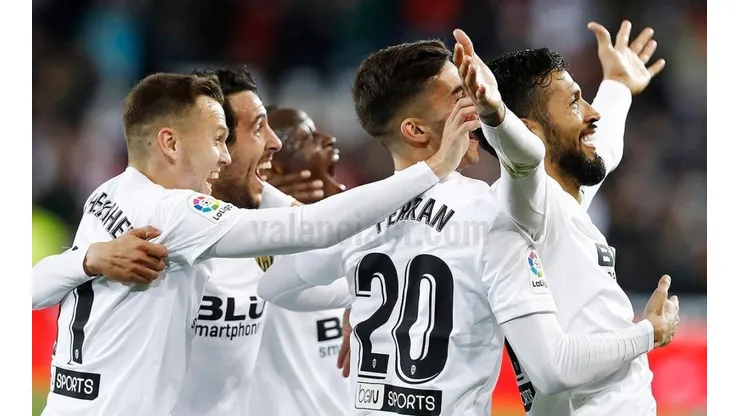 Garay festeja con su público. (Foto: Valencia)