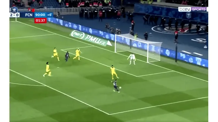 Dani Alves la bajó de pecho, amagó a romper el arco pero la picó y la puso en un ángulo