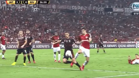 El penalazo que no le dieron a River: a Zuculini le pegaron una patada desde atrás