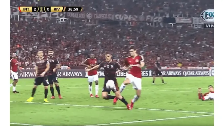 El penalazo que no le dieron a River: a Zuculini le pegaron una patada desde atrás