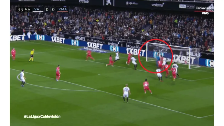 Keylor Navas dio un mal despeje y Valencia no lo perdonó: golazo de Guedes
