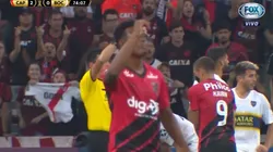 Una hincha de Paranaense le mostró una camiseta de River a los jugadores de Boca