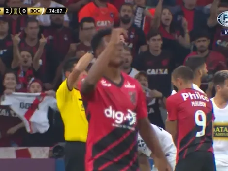 Una hincha de Paranaense le mostró una camiseta de River a los jugadores de Boca