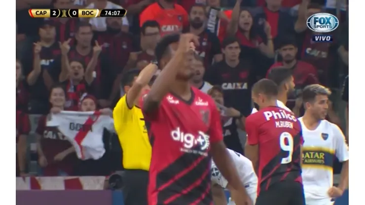 Una hincha de Paranaense le mostró una camiseta de River a los jugadores de Boca
