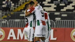 Los jugadores de Palestino celebran un triunfo de oro.