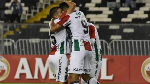 Los jugadores de Palestino celebran un triunfo de oro.