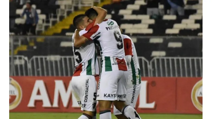 Los jugadores de Palestino celebran un triunfo de oro.
