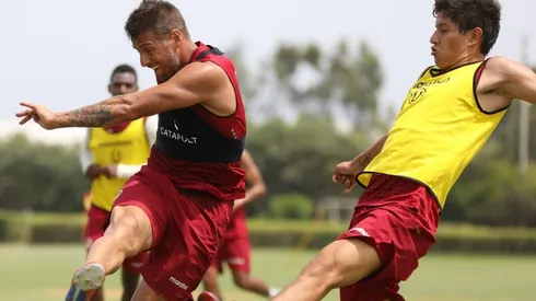 Comienzan los dolores de cabeza en la U: los jugadores que deben cuidarse de las amonestaciones