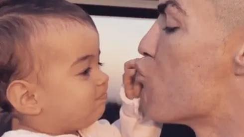 Cristiano Ronaldo amaneció a los besos con la pequeña Alana y Georgina lo subió a Instagram