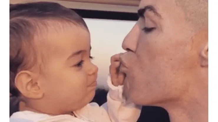 Cristiano Ronaldo amaneció a los besos con la pequeña Alana y Georgina lo subió a Instagram
