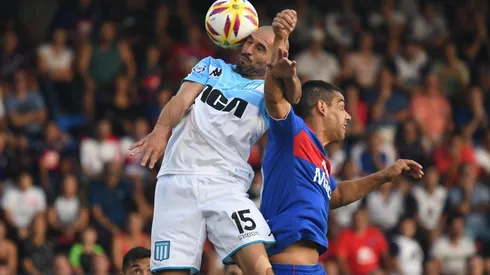 Lisandro López en el partido ante Tigre.