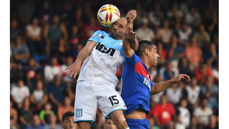 Lisandro López en el partido ante Tigre.