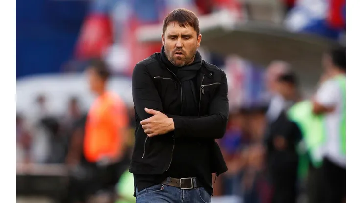 Eduardo Coudet con su bufanda característica.