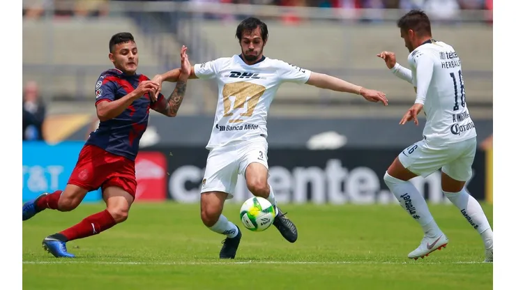 Pumas vence a Chivas tras un primer tiempo frenético