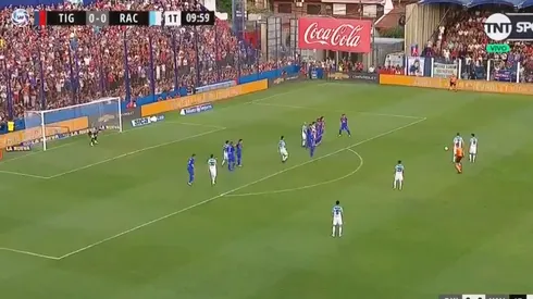 Se movió la red y se asustaron todos: Pol Fernández casi mete el primero de Racing con un tiro libre