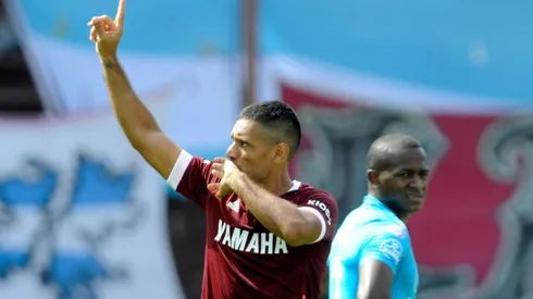 El 'Pepe' celebra ante la desazón de Mauricio Cuero.