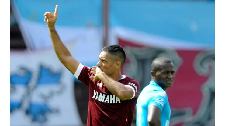 El 'Pepe' celebra ante la desazón de Mauricio Cuero.