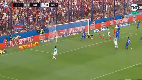 De no creer: a Cvitanich le quedó para empujarla abajo del arco y le pegó al palo