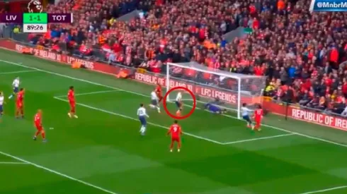Liverpool le ganó al Tottenham en el 90' con un insólito blooper de Alderweireld