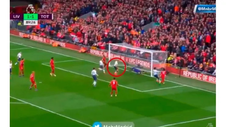 Liverpool le ganó al Tottenham en el 90' con un insólito blooper de Alderweireld