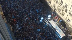 Fiesta total: el banderazo de los hinchas de Racing para despedir al plantel antes de jugar con Tigre
